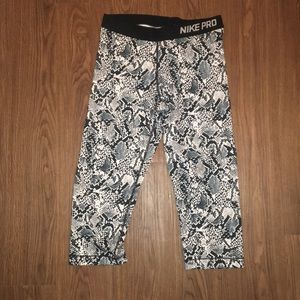 Nike Pro women’s large capri